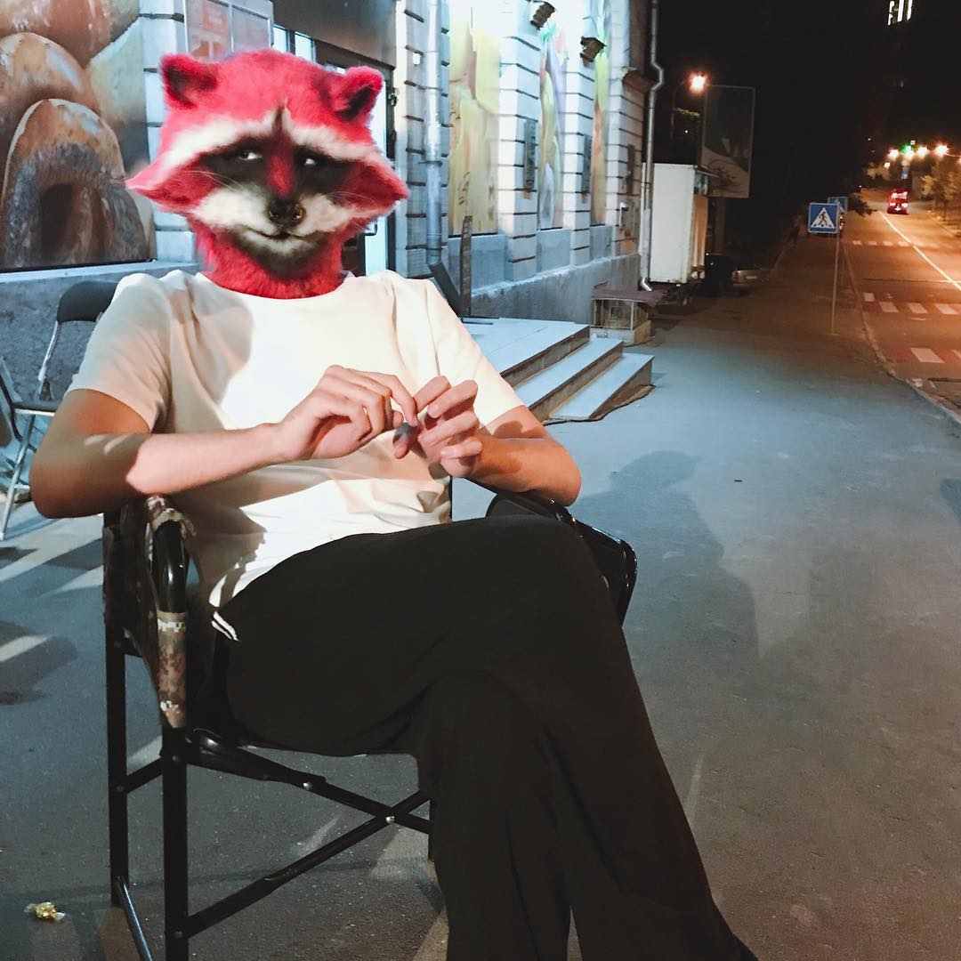 Шо маска кот. Выступление кота в маске 5. Рылов пловец в маске котика. Розовый енот зиверт. Кошачий цирк пенза.